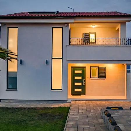 Modern Christian With Private Pool And Sauna *