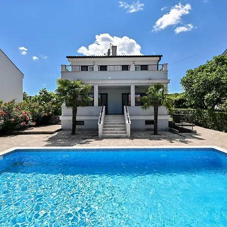 Modern Christian With Private Pool And Sauna *