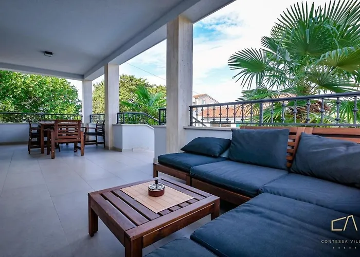 Modern Christian With Private Pool And Sauna بورات