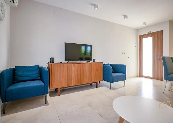 Modern Christian With Private Pool And Sauna *