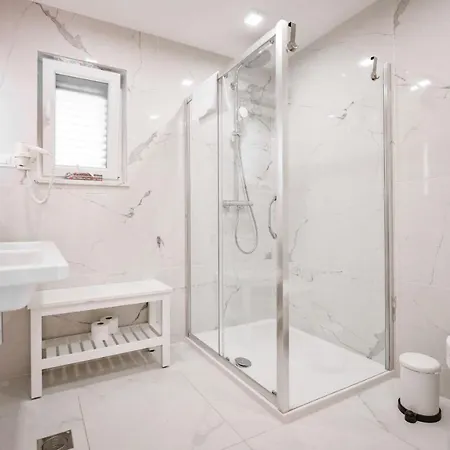 Vilă Modern Christian With Private Pool And Sauna *