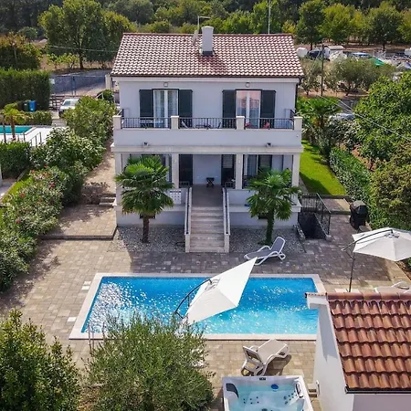 Modern Christian With Private Pool And Sauna Vilă Porat (Krk)