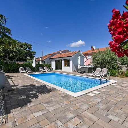 Vilă Modern Christian With Private Pool And Sauna